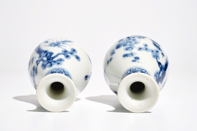Een paar Chinese blauwwitte peervormige "Drie vrienden van de winter" vaasjes, 19e eeuw