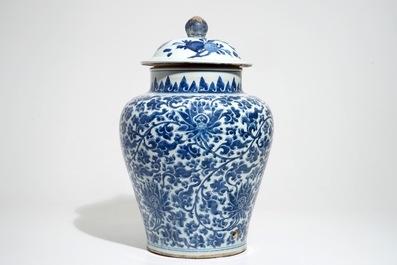 Een grote Chinese blauwwitte dekselvaas met lotusslingers, Kangxi