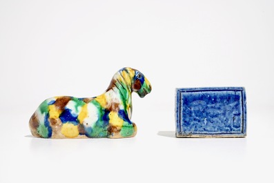Un encrier et un br&ucirc;le-parfum en porcelaine de Chine, Kangxi et post&eacute;rieur