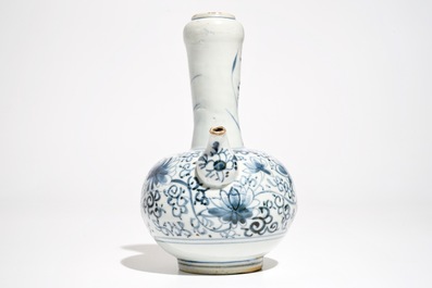 Een Japanse blauwwitte Arita kendi, Edo, 17e eeuw