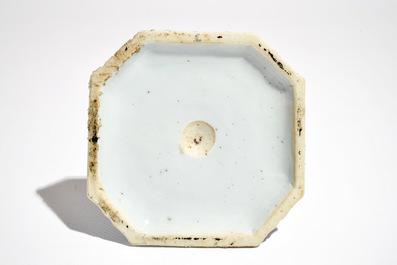 Un bougeoir en porcelaine de Chine bleu et blanc, Compagnie des Indes, Qianlong