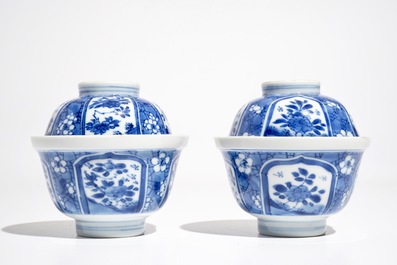 Een paar Chinese blauwwitte dekselkommen, Kangxi