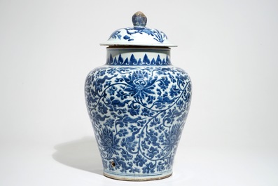 Een grote Chinese blauwwitte dekselvaas met lotusslingers, Kangxi