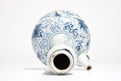 Een Japanse blauwwitte Arita kendi, Edo, 17e eeuw