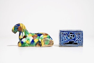 Un encrier et un br&ucirc;le-parfum en porcelaine de Chine, Kangxi et post&eacute;rieur