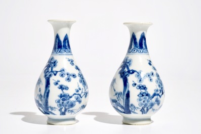 Een paar Chinese blauwwitte peervormige "Drie vrienden van de winter" vaasjes, 19e eeuw