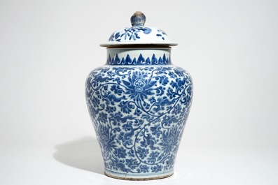 Een grote Chinese blauwwitte dekselvaas met lotusslingers, Kangxi
