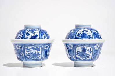 Een paar Chinese blauwwitte dekselkommen, Kangxi