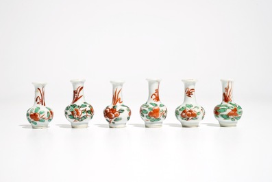 Six vases miniatures en porcelaine de Chine famille verte, Kangxi