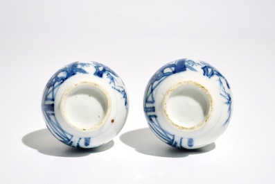 Een paar Chinese blauwwitte peervormige "Drie vrienden van de winter" vaasjes, 19e eeuw