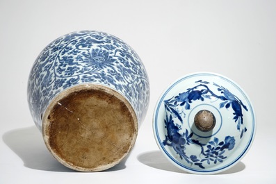 Een grote Chinese blauwwitte dekselvaas met lotusslingers, Kangxi