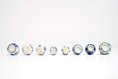 Huit vases miniatures en porcelaine de Chine, Kangxi