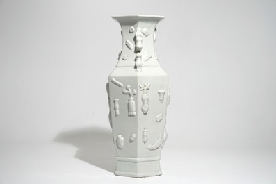Un vase de forme hexagonale en porcelaine de Chine blanc monochrome &agrave; d&eacute;cor en relief, 19&egrave;me