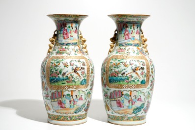 Een paar Chinese Canton famille rose vazen, 19e eeuw