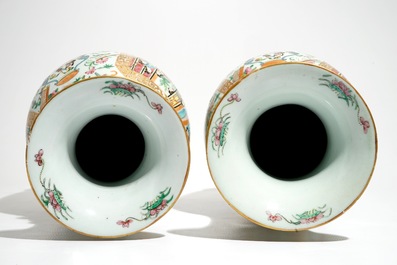 Een paar Chinese Canton famille rose vazen, 19e eeuw