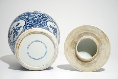 Een Chinese blauwwitte balustervaas met deksel, Kangxi
