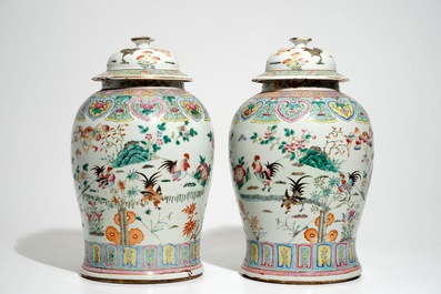 Een paar Chinese famille rose dekselvazen met hanendecor, 19e eeuw