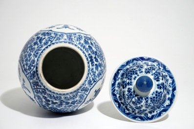 Een Chinese blauwwitte balustervaas met deksel, Kangxi