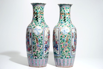 Une paire de grands vases en porcelaine de Chine famille rose, 19&egrave;me