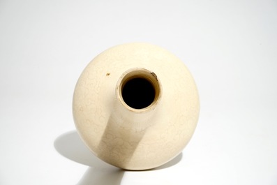 Un vase de forme bouteille en cr&egrave;me monochrome &agrave; d&eacute;cor anhua, Song/Ming