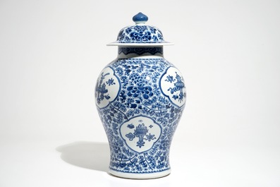 Een Chinese blauwwitte balustervaas met deksel, Kangxi