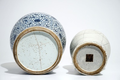 Un vase en porcelaine de Chine bleu et blanc et un vase craquel&eacute;, 19&egrave;me