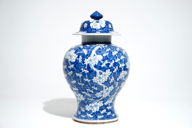 Un vase de forme balustre en porcelaine de Chine bleu et blanc, Kangxi