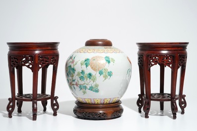 Een Chinese famille rose pot en een paar houten sokkels, 19/20e eeuw