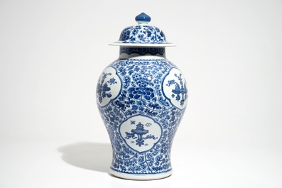 Een Chinese blauwwitte balustervaas met deksel, Kangxi