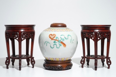 Een Chinese famille rose pot en een paar houten sokkels, 19/20e eeuw