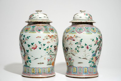 Een paar Chinese famille rose dekselvazen met hanendecor, 19e eeuw