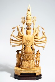 Een grote Chinese ivoren figuur van de 1000-armige Guanyin, 19e eeuw