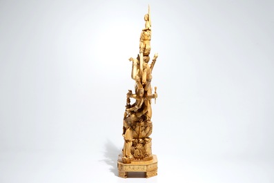 Een grote Chinese ivoren figuur van de 1000-armige Guanyin, 19e eeuw