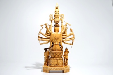 Een grote Chinese ivoren figuur van de 1000-armige Guanyin, 19e eeuw