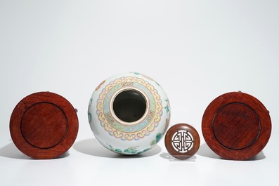 Een Chinese famille rose pot en een paar houten sokkels, 19/20e eeuw