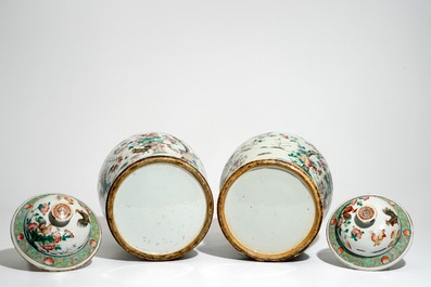 Een paar Chinese famille rose dekselvazen met hanendecor, 19e eeuw