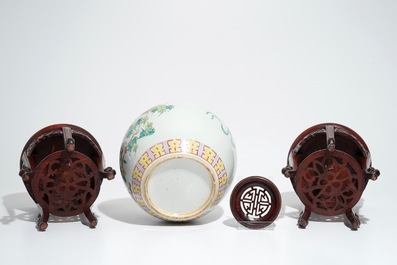 Een Chinese famille rose pot en een paar houten sokkels, 19/20e eeuw