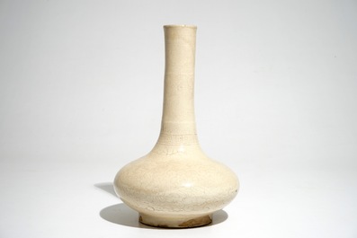 Un vase de forme bouteille en cr&egrave;me monochrome &agrave; d&eacute;cor anhua, Song/Ming