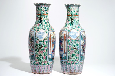 Une paire de grands vases en porcelaine de Chine famille rose, 19&egrave;me