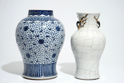 Un vase en porcelaine de Chine bleu et blanc et un vase craquel&eacute;, 19&egrave;me