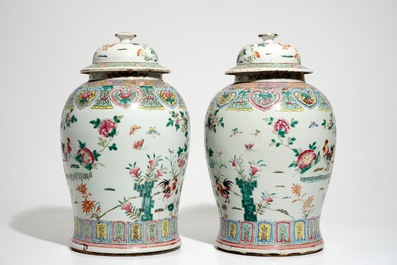 Een paar Chinese famille rose dekselvazen met hanendecor, 19e eeuw