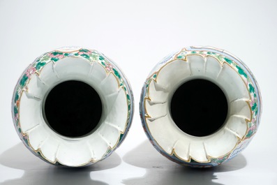 Une paire de grands vases en porcelaine de Chine famille rose, 19&egrave;me