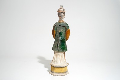 Un mod&egrave;le d'un servant sur socle de type sancai, Chine, Ming