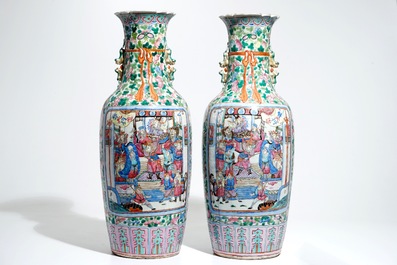 Une paire de grands vases en porcelaine de Chine famille rose, 19&egrave;me