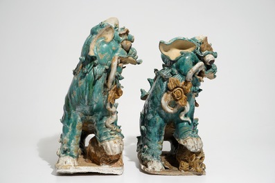 Deux carreaux de toiture en forme de lions bouddhistes, 17/18&egrave;me