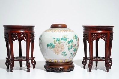 Een Chinese famille rose pot en een paar houten sokkels, 19/20e eeuw