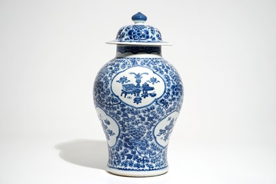 Een Chinese blauwwitte balustervaas met deksel, Kangxi