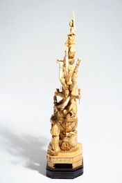Een grote Chinese ivoren figuur van de 1000-armige Guanyin, 19e eeuw