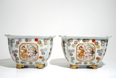 Een paar grote Chinese famille rose jardini&egrave;res, 20e eeuw