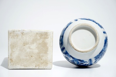 Un vase de forme bouteille et une bo&icirc;te &agrave; th&eacute; en porcelaine de Chine bleu et blanc, Kangxi